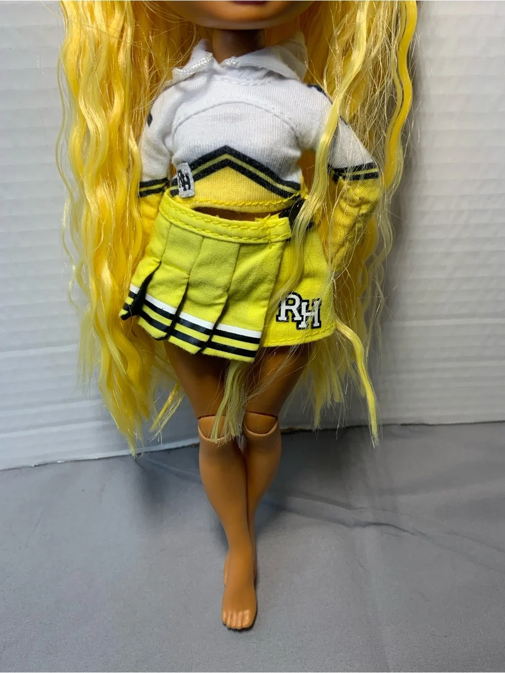 Rainbow High Cheer Series Sunny Madison Yellow fashion Doll 2021